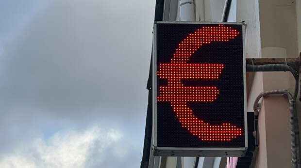 Официальный курс доллара не смог подняться выше 77 рублей