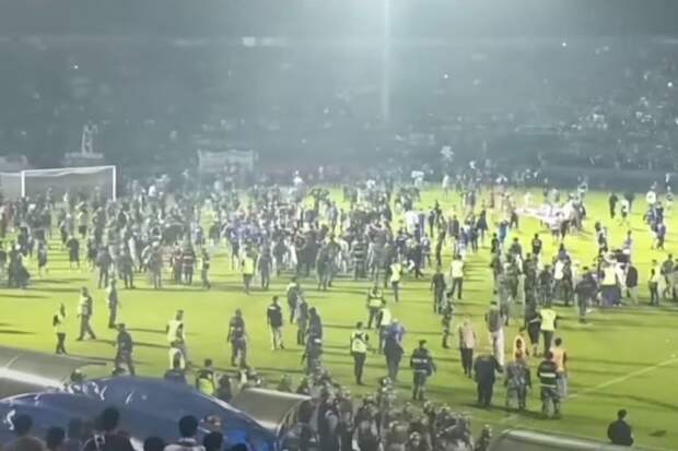 Во время беспорядков на футбольном матче в Индонезии погибли 129 человек