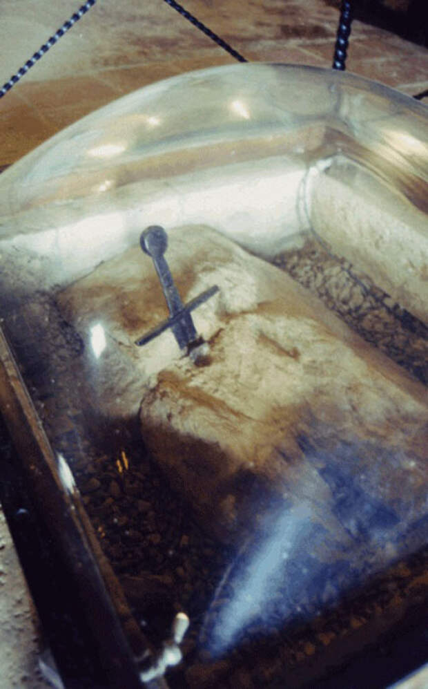 Меч в часовне городка Монтесьепи в Италии Меч в часовне городка Монтесьепи в Италии