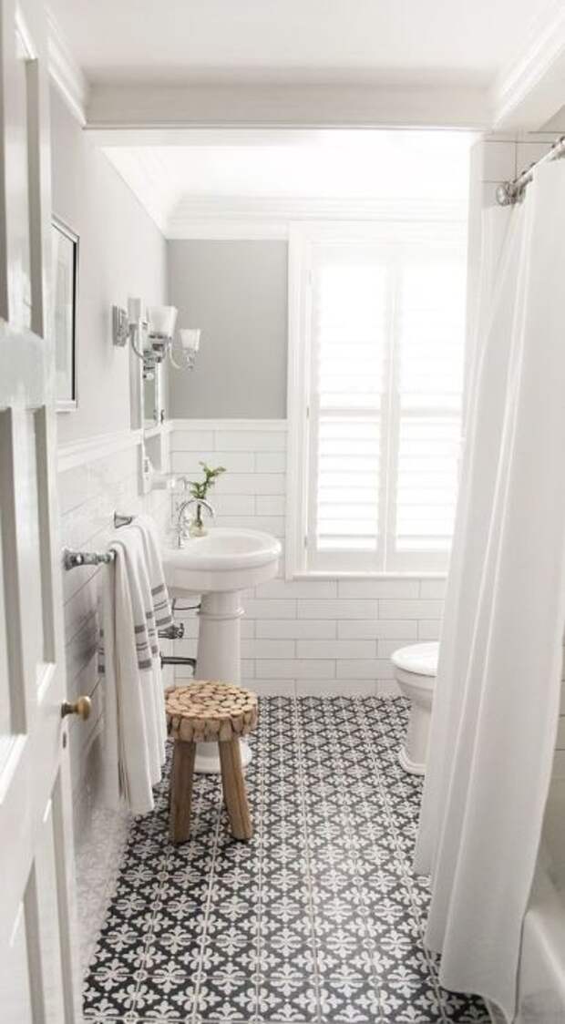Светлые оттенки в ванной комнате помогут создать расслабляющую атмосферу.