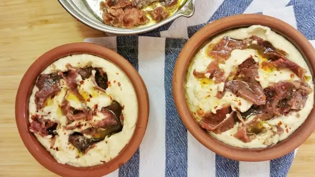 Хумус с бастурмой, запеченный в духовке