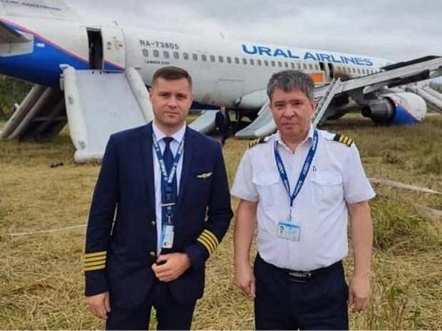 Второй пилот Эдуард Семенов, посадивший самолет в поле, бедствует