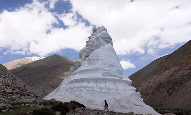 Зачем жители Индии строят в Гималаях ледяные башни. Высота структур достигает 30 метров
