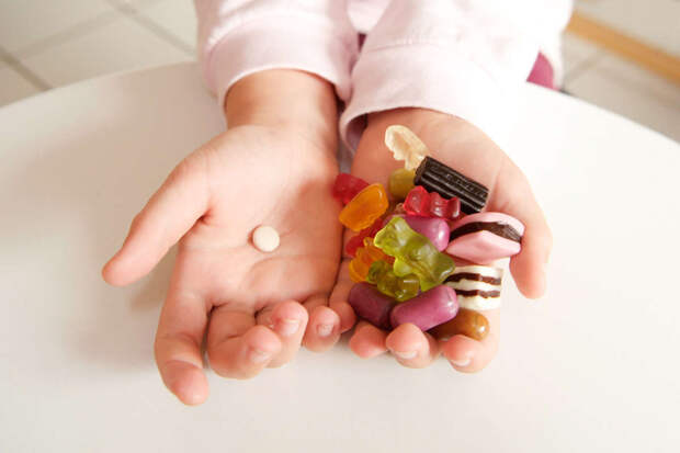 Врач Налегач: леденцы, карамель и ириски наиболее вредны в детских подарках