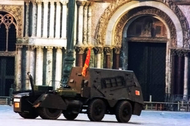 Трактор переоборудованый в бронированный автомобиль. Фото: ilgazzettino.it