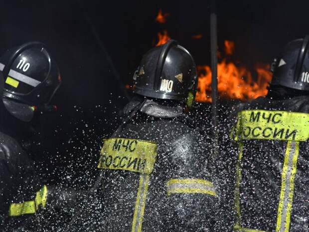 Резервуар с нефтепродуктами загорелся в Краснодарском крае после атаки БПЛА