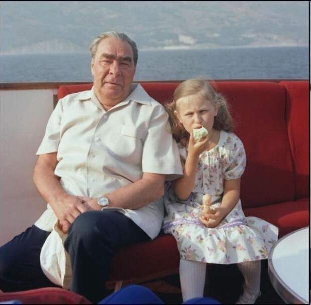 Л. И. Брежнев с правнучкой Галей на отдыхе в Крым