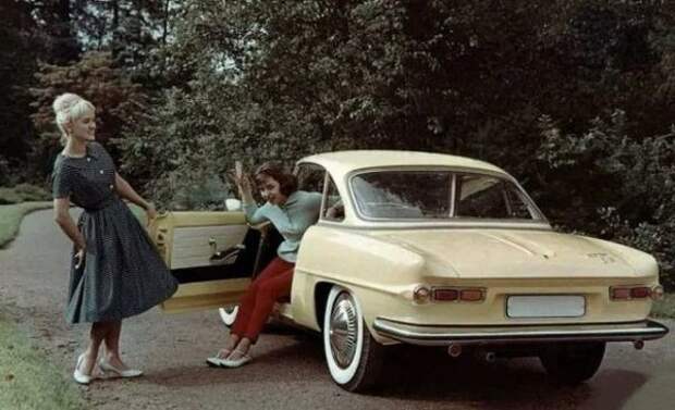 Наряду с нашими известными Wartburg 311 и 313 в конце 50-х годов на заводе в Айзенахе было создано это элегантное низкое спортивное купе. Его фотография была напечатана в нескольких газетах ГДР, но прототип так и не попал на автосалоны. И очень жаль, потому что по конструкции он значительно превосходит большинство других изделий социалистического лагеря того времени. Кстати, 313-2 современен не только по конструкции, но и по инженерным решениям - он имеет самонесущую конструкцию с индивидуальными амортизаторами на каждом колесе.