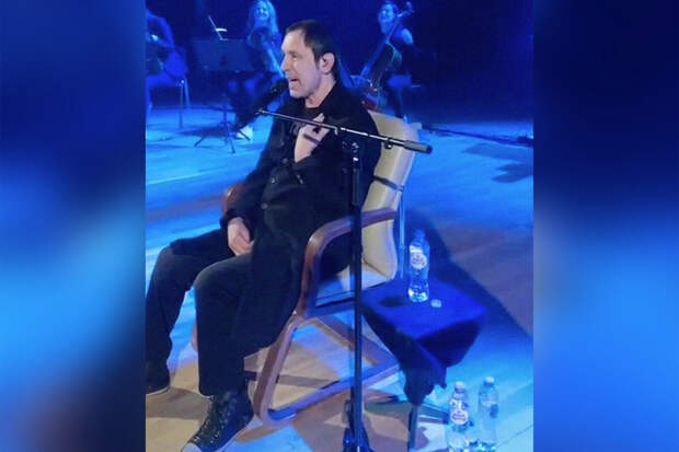 Певец Носков впервые за долге время исполнил на сцене хит "Это здорово"