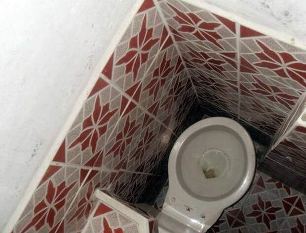 Крошечный туалет.