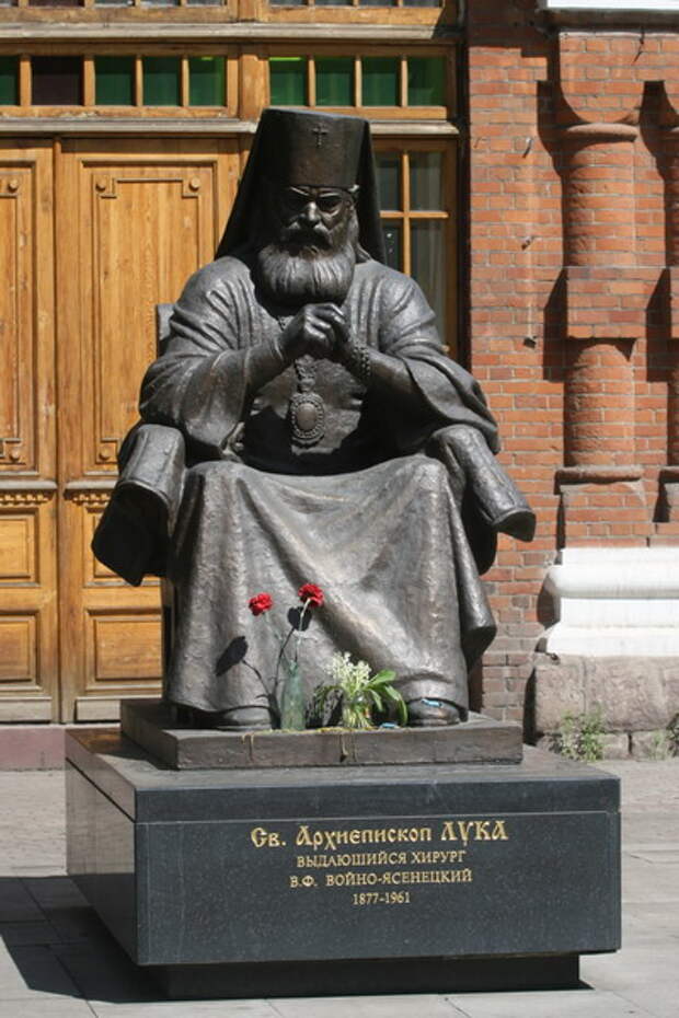 Скульптура священника и хирурга Войно-Ясенецкого