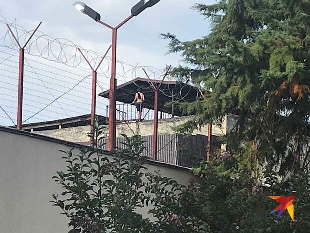 На крыше переделанного в тюрьму монастыря загорают полуголые зеки Фото: Владимир ВОРСОБИН