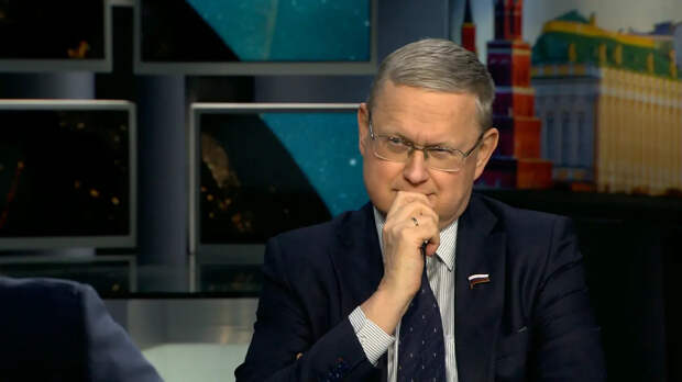 Мэр решила "вовремя соскочить" после раздачи жилья приезжим: Внезапную отставку объяснил Делягин