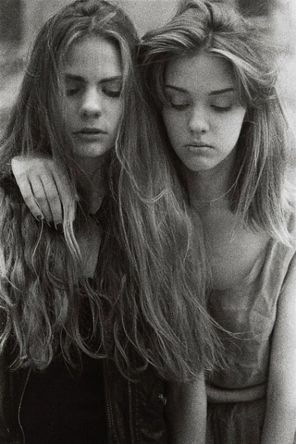 черно белое фото двух девушек