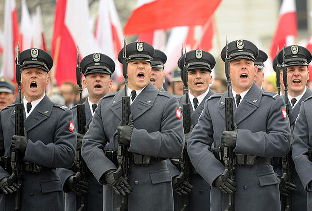 Польские солдаты во время официальной церемонии в День независимости страны
