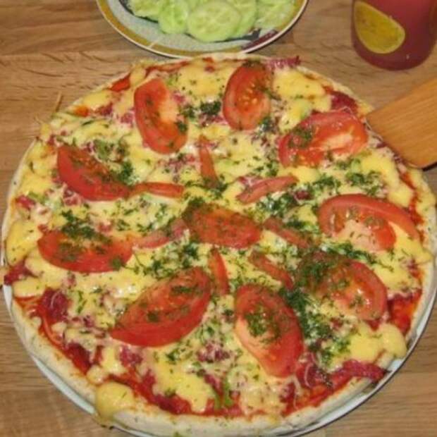 Начинка для пиццы с колбасой и помидорами