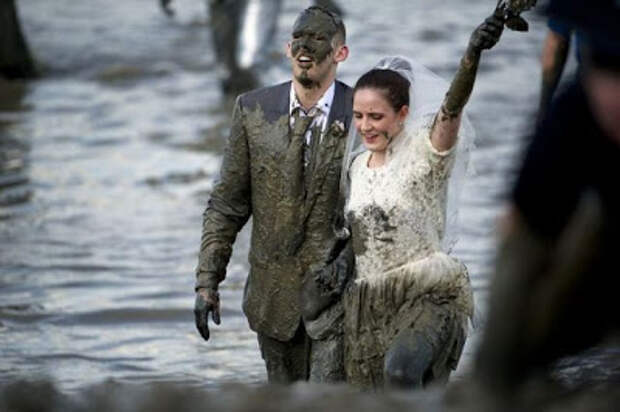 Жених на свадьбе упал в грязь ничком после крика фотографа: «Теща слева!»