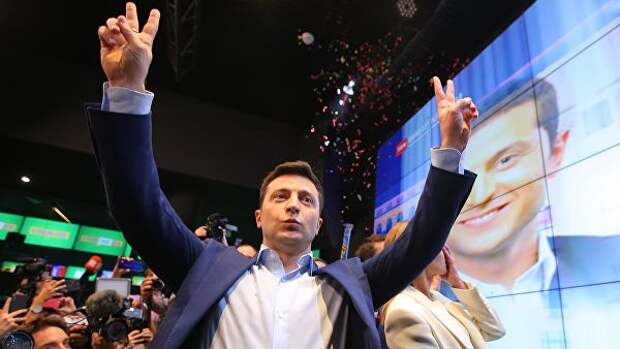 Кандидат в президенты от партии Слуга народа Владимир Зеленский в собственном штабе во время объявления первых итогов голосования второго тура выборов президента Украины