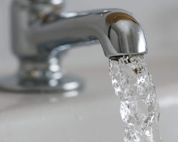 Water flows from a domestic tap, United Kingdom alt