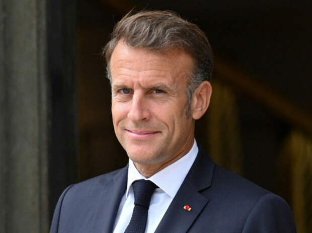 Макрон появился в солнечных очках в Елисейском дворце и призвал остальных смириться