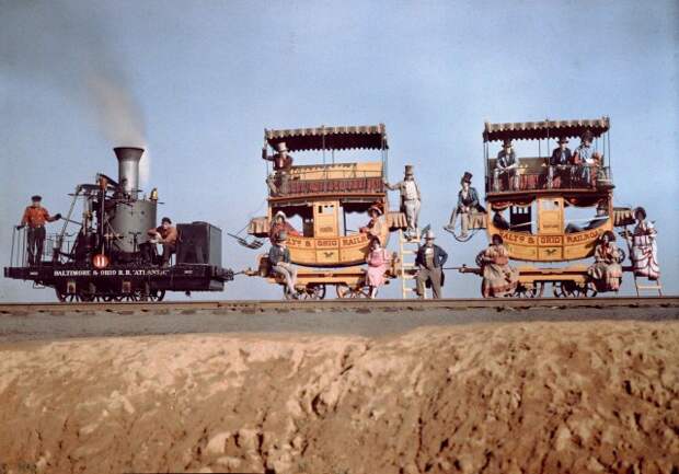 Локомотив и два вагона «Atlantic» на железнодорожной выставке близ Балтимора, штат Мэриленд, 1927. Автохром, фотограф Чарльз Мартин