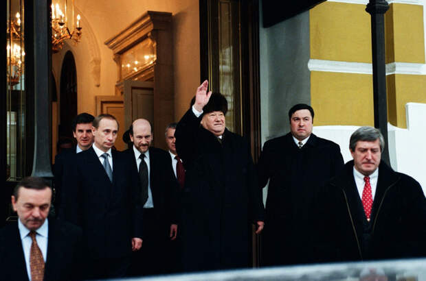 Ельцин покидает Кремль после заявления об отставке. Ельцин покидает Кремль после заявления об отставке.