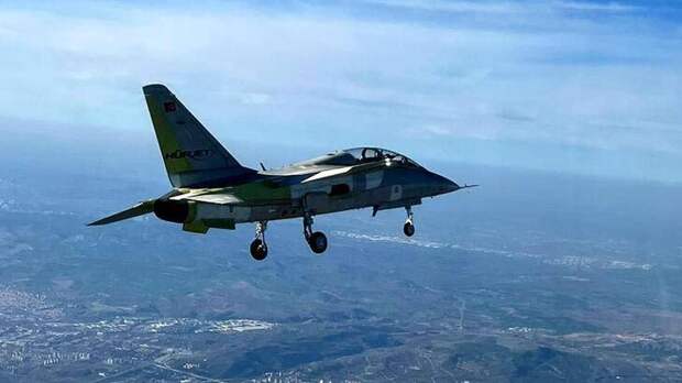 Учебно-тренировочный самолет TAI Hürjet поднялся в воздух