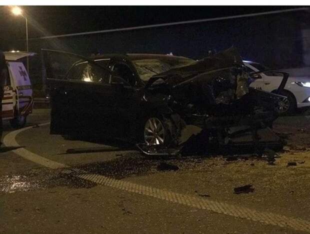 Водителя Фольксвагена забрала карета скорой помощи. Он в тяжелом состоянии. Его госпитализировали в больницу в реанимационное отделение. Его пассажирка тоже в больнице. Ее жизни ничего не угрожает. авария, авария дня, авто, авто авария, везение, видео, дтп, повезло
