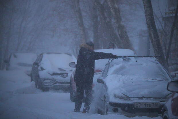 Юрист объяснил, что делать, когда в машину прилетел снег с другого автомобиля