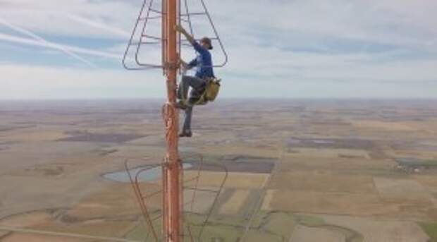 This is What Changing a Lightbulb at 1500 Feet is Like