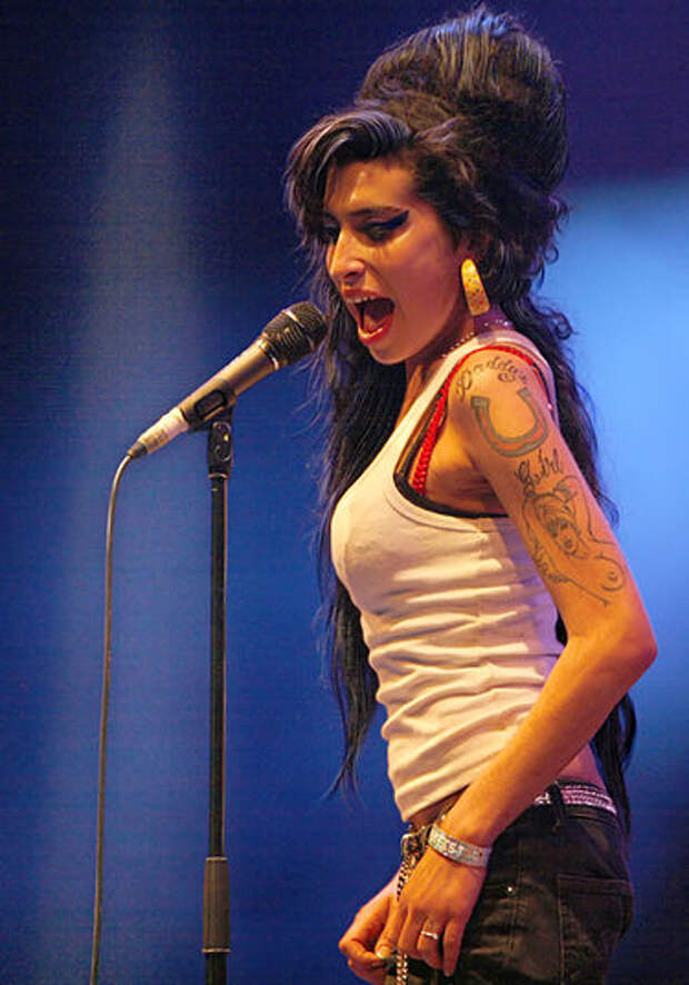 https://upload.wikimedia.org/wikipedia/commons/thumb/c/cf/Amy_Winehouse_f4962007_crop.jpg/375px-Amy_Winehouse_f4962007_crop.jpg