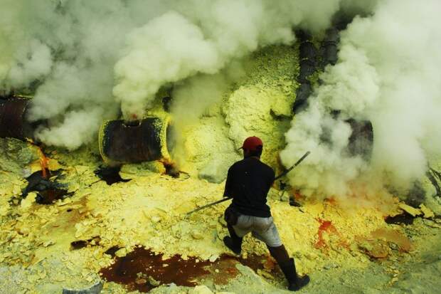 Работяги добывают серу в кратере вулкана в адских условиях