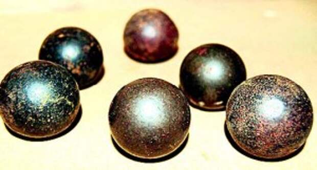 Мушкетные пули. Один из таких металлических предметов был извлечен из груди новорожденного