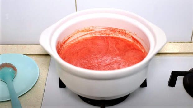 томатный сок в кастрюле