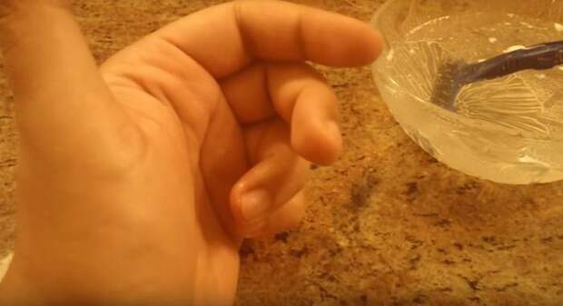 Как удалить суперклей с пальцев способом, доказавшим свою эффективность