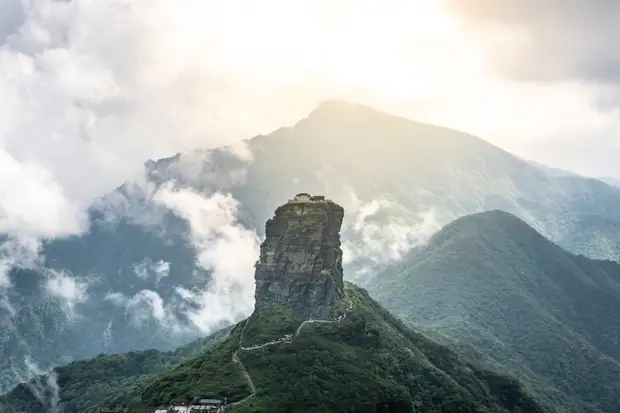 Чем интересны буддийские храмы «в небесах» на высоте 2300 метров в Китае 