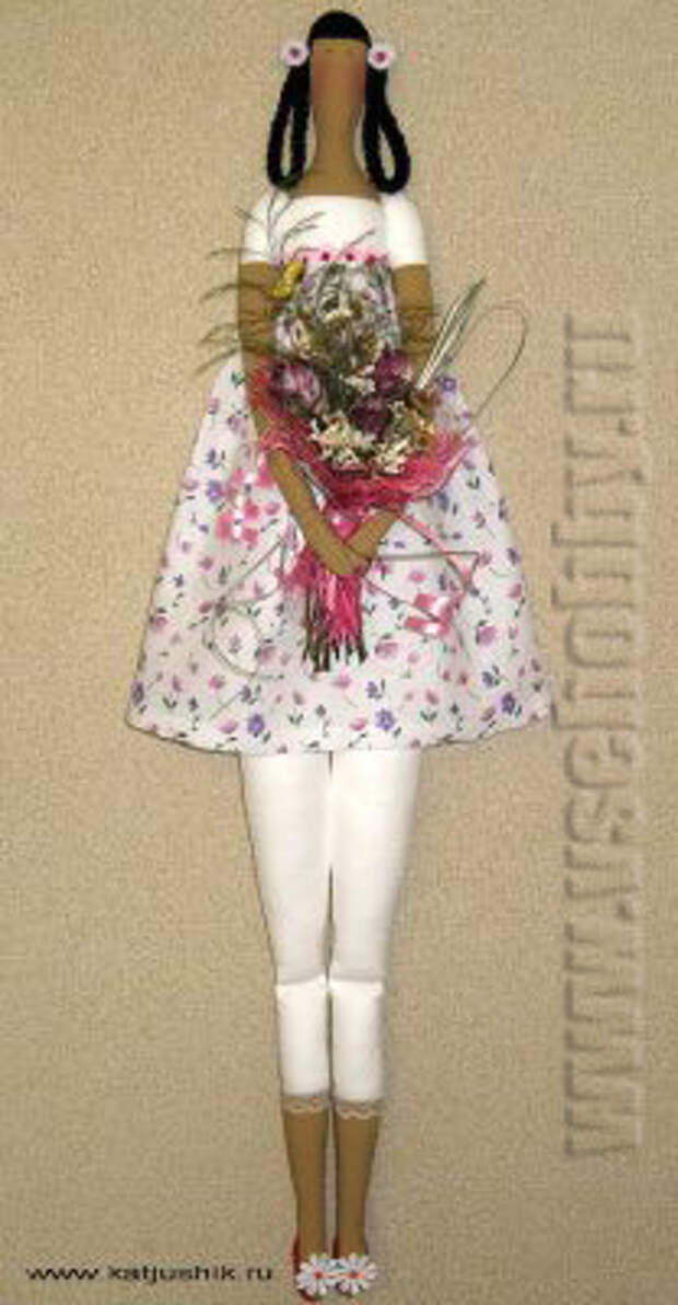 кукла Тильда садовница ручной работы в сарафанчике с букетом цветов