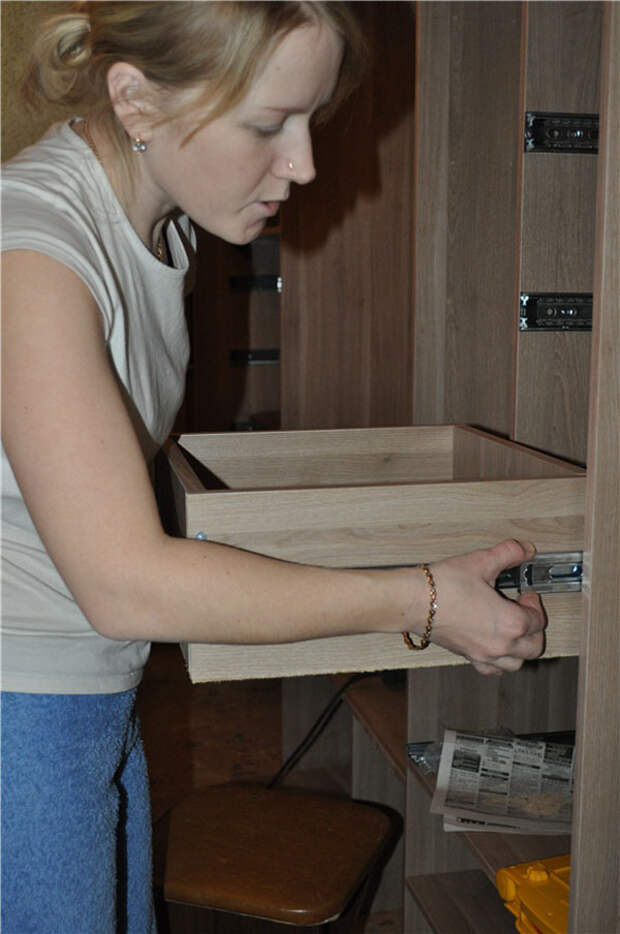 Трехпанельный шкаф-купе женскими руками
