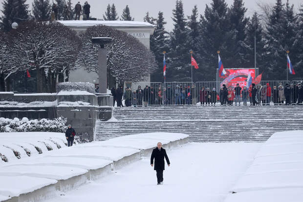 Путин — на Пискаревском кладбище, люди — за забором. Одно фото