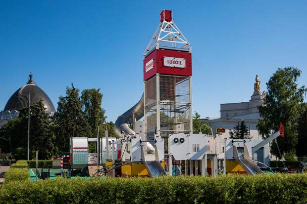 Аэропланы, водокачки, нефтевышки: самые необычные детские площадки Москвы