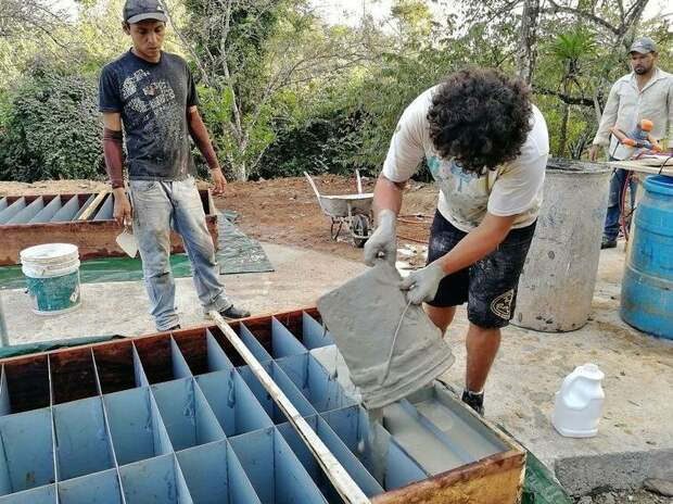 Женщина построила посреди джунглей дом из бетона и средства для мытья посуды