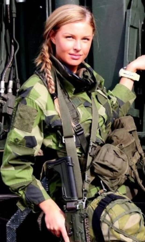 Девушки-военнослужащие и девушки с оружием