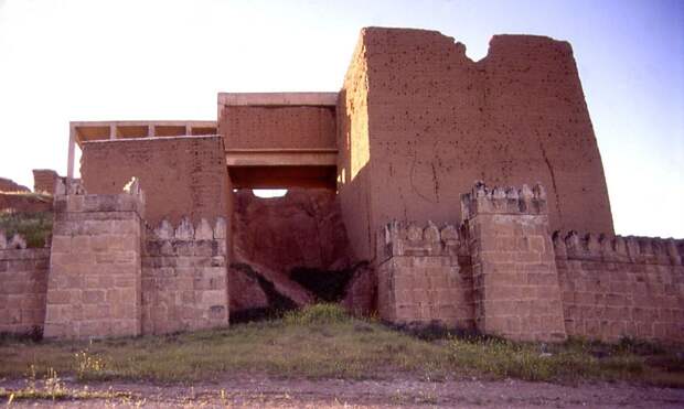 Nineveh Adad gate exterior entrance far2.JPG