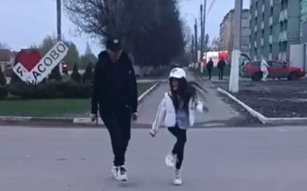 В Сасове заметили танцующих на пешеходном переходе девушку с ребёнком