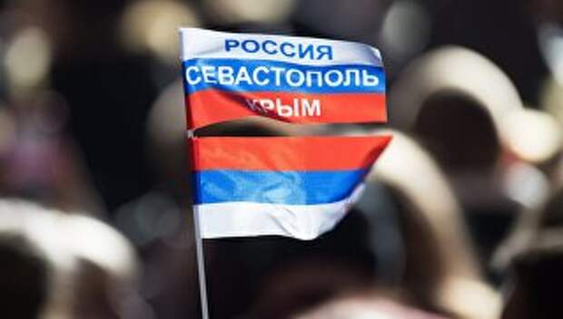 Триколор на митинге в Севастополе в честь годовщины воссоединения Крыма с Россией