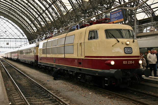 Немецкий DB Baureihe 103 235 на главном вокзале Дрездена в 2007 году