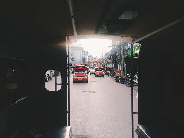 Путешествие по Таиланду, Чиангмай: Вид на сонгтео из кузова другого сонгтео
