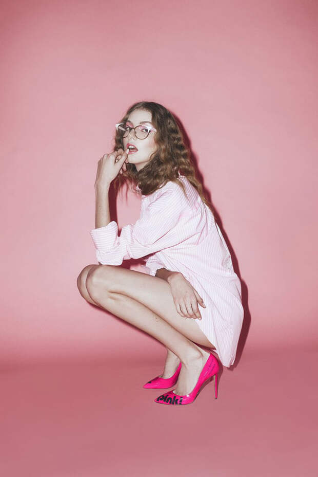 Девушка в нежно розовом платье рубашка и яркие туфли на шпильке
