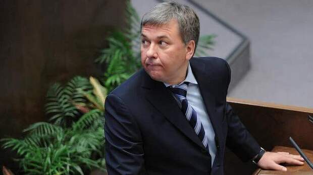 Скрысил почти 30 миллиардов и свалил за границу