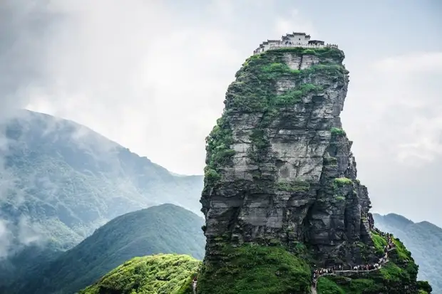 Чем интересны буддийские храмы «в небесах» на высоте 2300 метров в Китае 